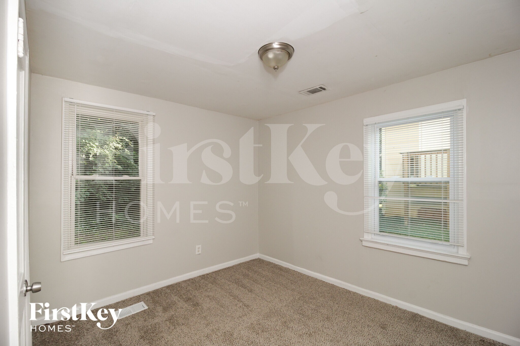 Building Photo - 1800 Oakmont Dr NW