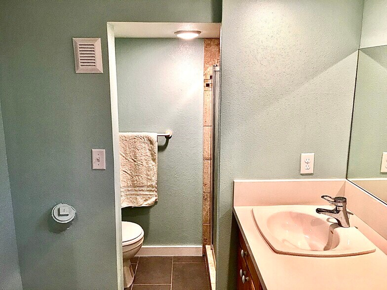 Building Photo - 5404 NE 54th Ave