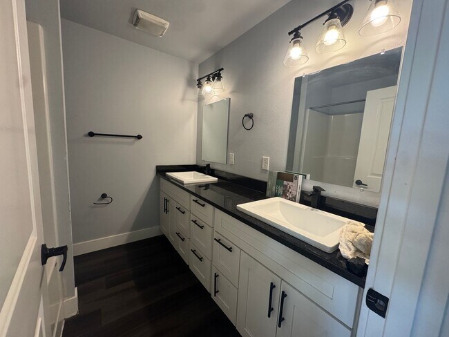 Building Photo - Modern 3 bedroom townhouse