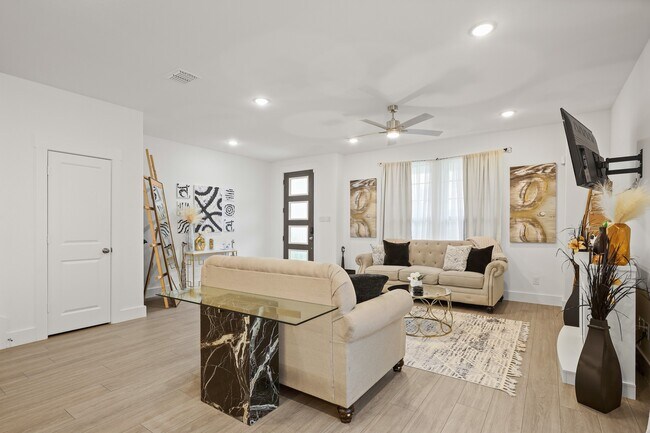 Building Photo - 1013 Carnation Dr