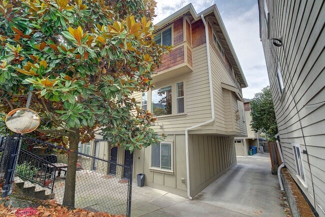 Primary Photo - 2Bd/1.5Ba Seattle Townhouse