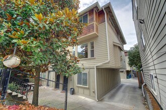 Building Photo - 2Bd/1.5Ba Seattle Townhouse