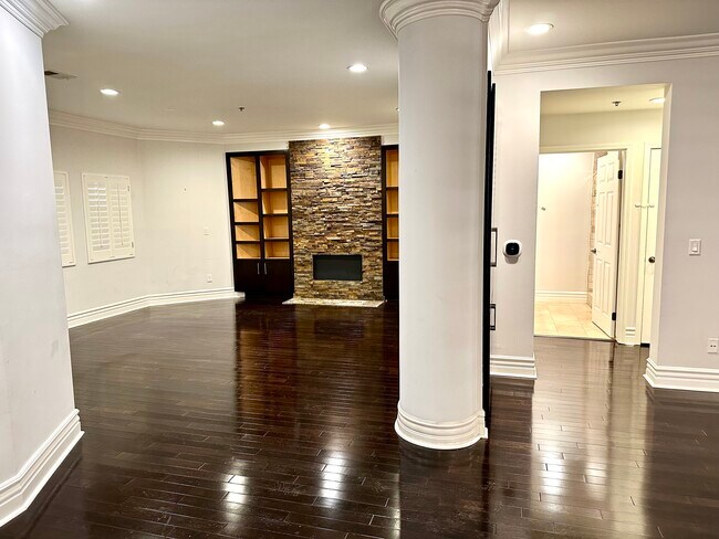 Building Photo - 850 N Croft Ave