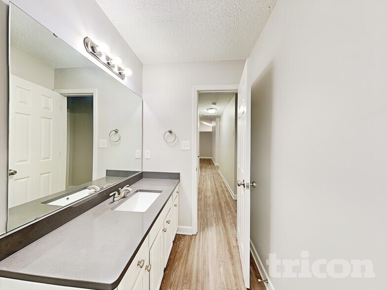 Building Photo - 428 Glencroft Dr