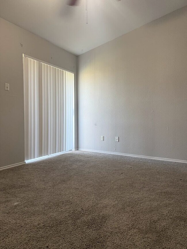 Building Photo - River Crossing 2 Bed 2 1/2 Bath - 2 Story Townhome