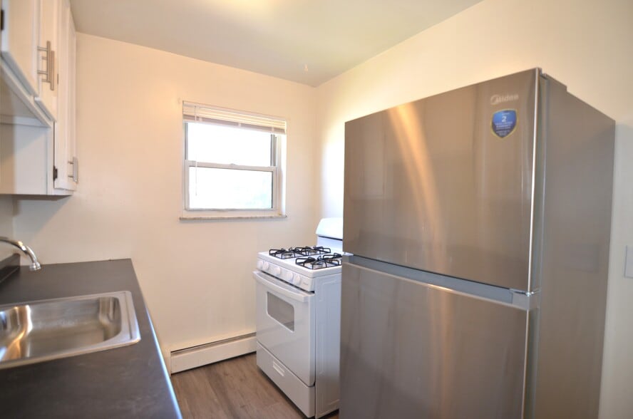 Building Photo - 252 Hartwell Ave