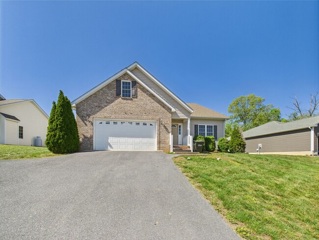 Building Photo - Bright & Spacious 4-Bedroom Home Located i...