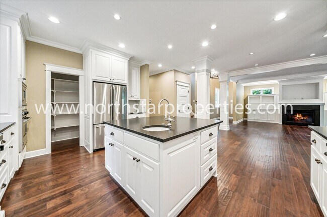 Building Photo - New Exquisitely Designed Dream Home in Lake Oswego.
