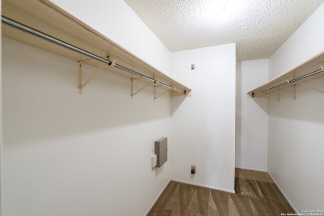 Building Photo - 9614 Fern Crest