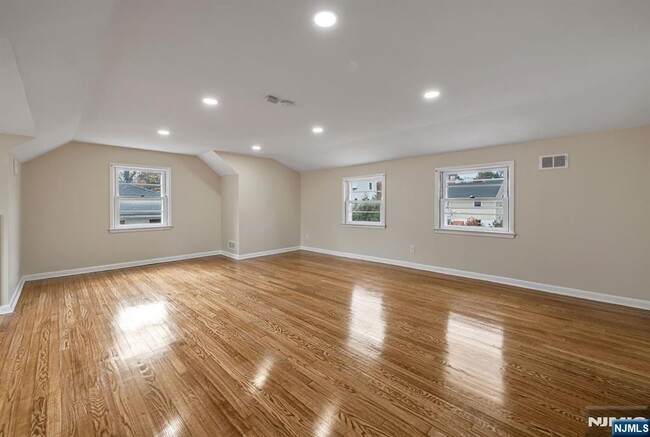 Building Photo - 164 Jeffer Ct