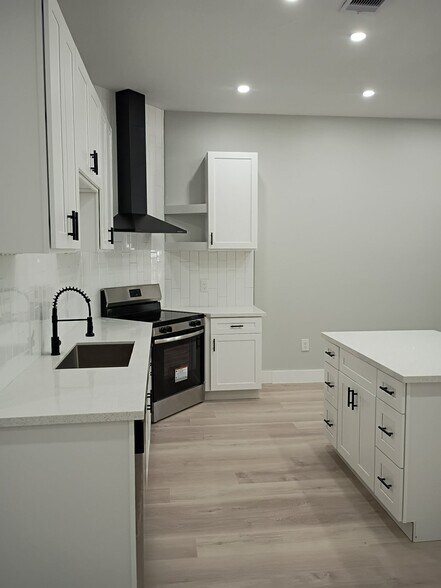 Building Photo - 982 Dundee Dr