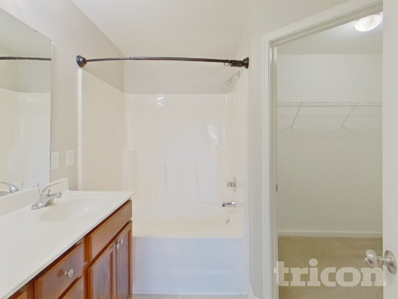 Building Photo - 420 Hedge Grove Ln