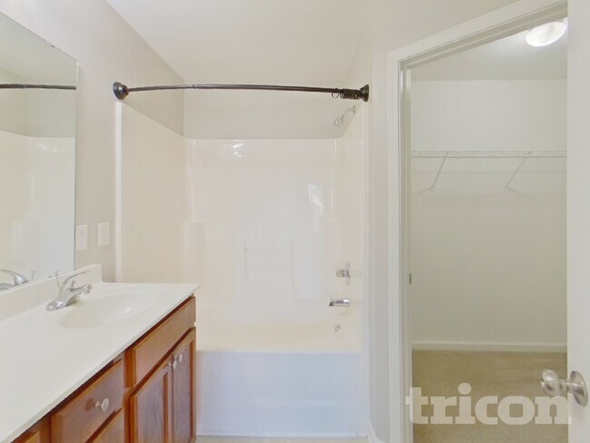 Building Photo - 420 Hedge Grove Ln