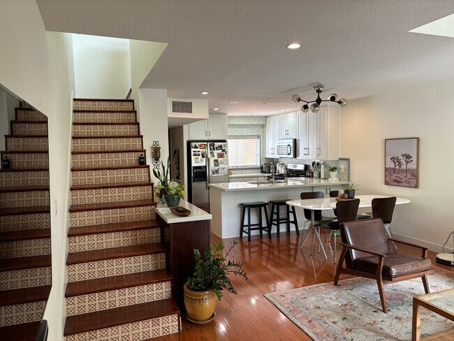 Building Photo - 10926 Bluffside Dr