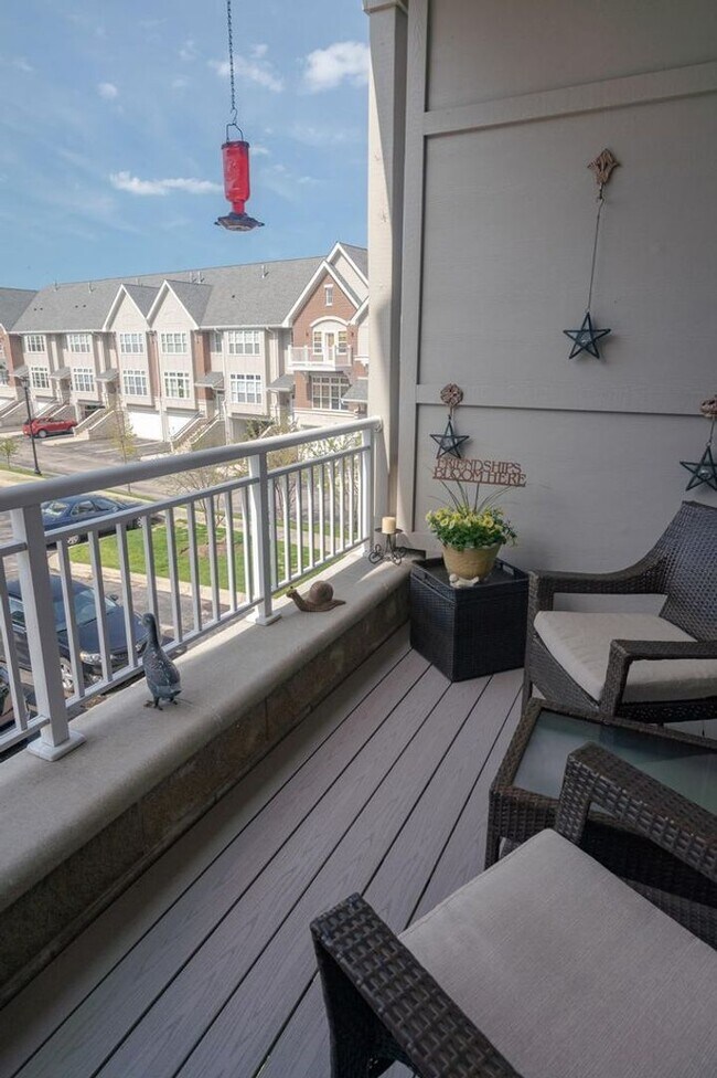 Building Photo - 2 Bedroom Lake Michigan Condominium