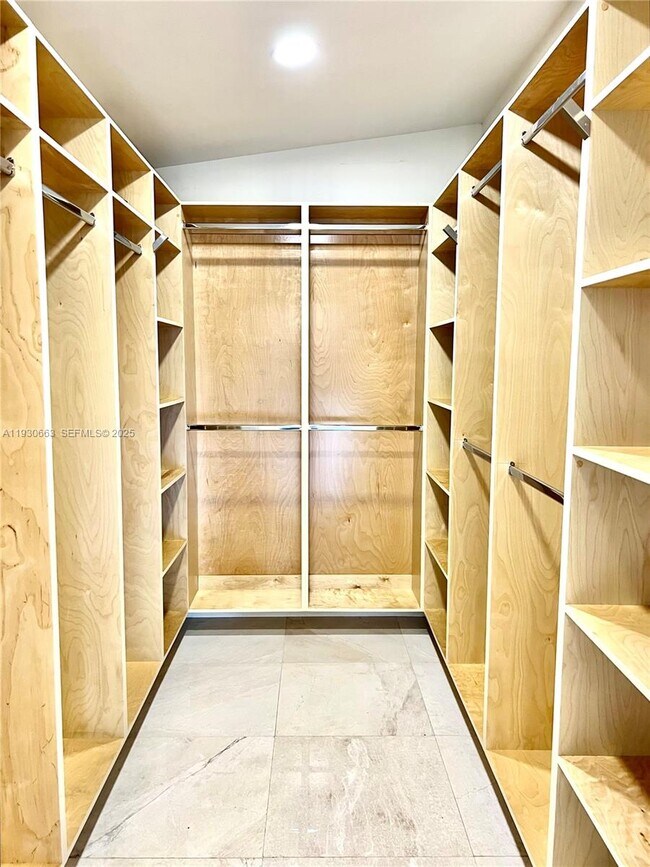 Building Photo - 2536 Flamingo Ln