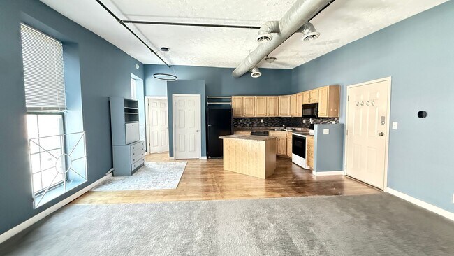 Building Photo - UPSCALE DOWNTOWN CONDO
