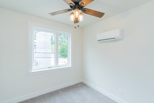 Building Photo - 2 Bedroom Townhome in Northshore Chattanooga