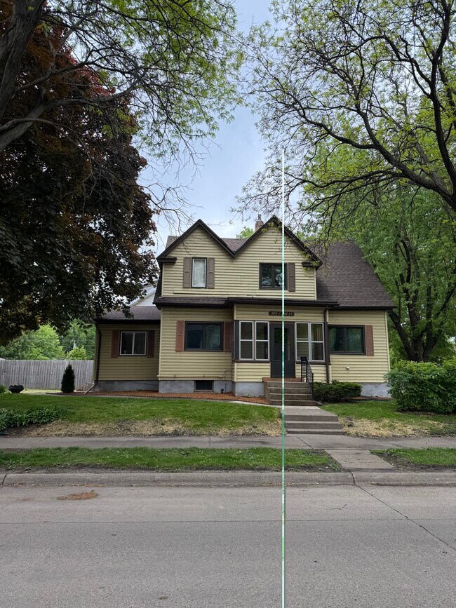 Building Photo - 3203 E 33rd St