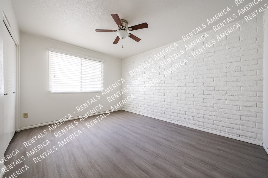 Building Photo - 2156 E Yale Dr