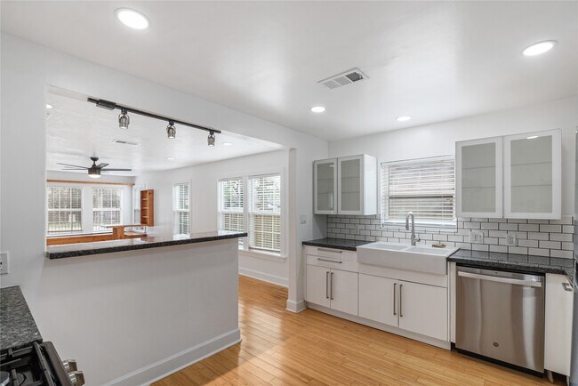 Building Photo - 320 Coronado St