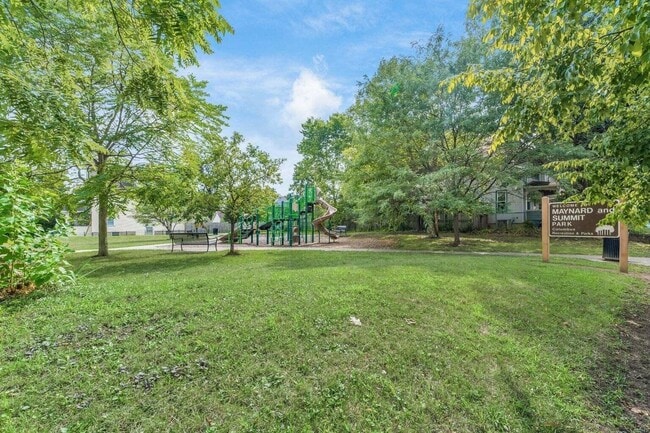 Building Photo - 2339 Summit St