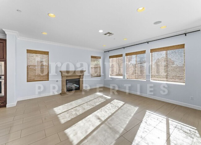 Building Photo - 1672 N Las Flores Dr