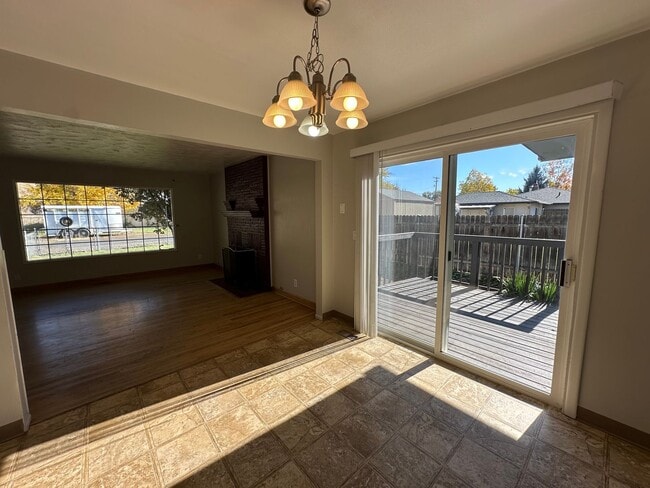 Building Photo - Spacious 4 Bedroom Home with Fireplace & F...