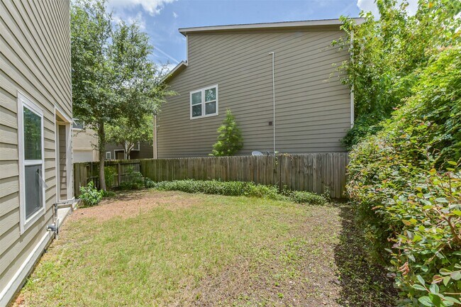 Building Photo - 242 Lenox St