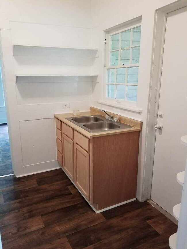 Building Photo - 1 bedroom 1 bath duplex