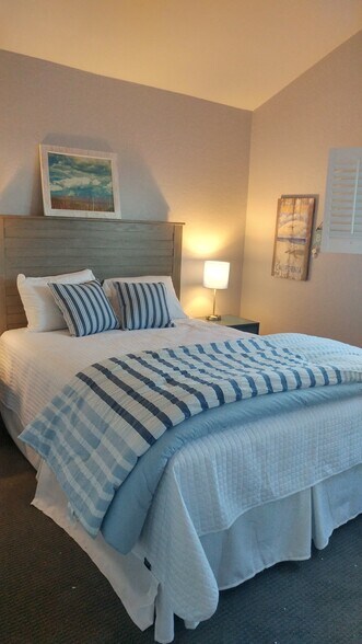 Upstairs Queen bbed - 24561 Harbor View Dr