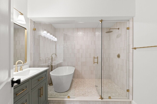 Building Photo - NEWLY RENOVATED Home For Rent in St Pete!