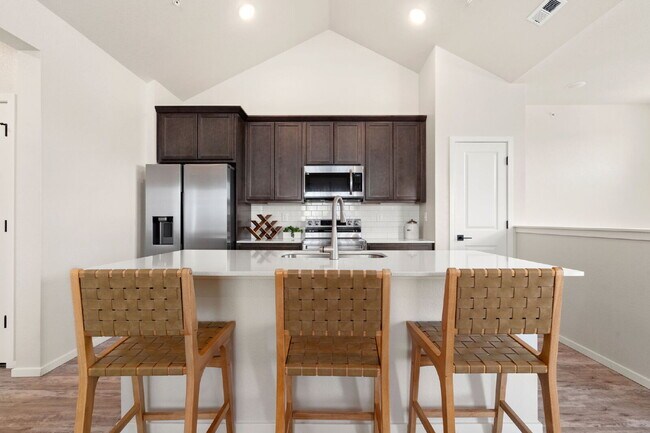 Building Photo - Newer 2bd condo in neighborhood w/ pool