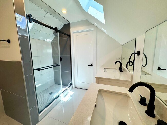 Building Photo - 1709 N Maplewood Ave