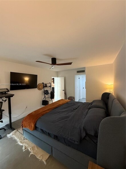 Building Photo - 3625 N Country Club Dr