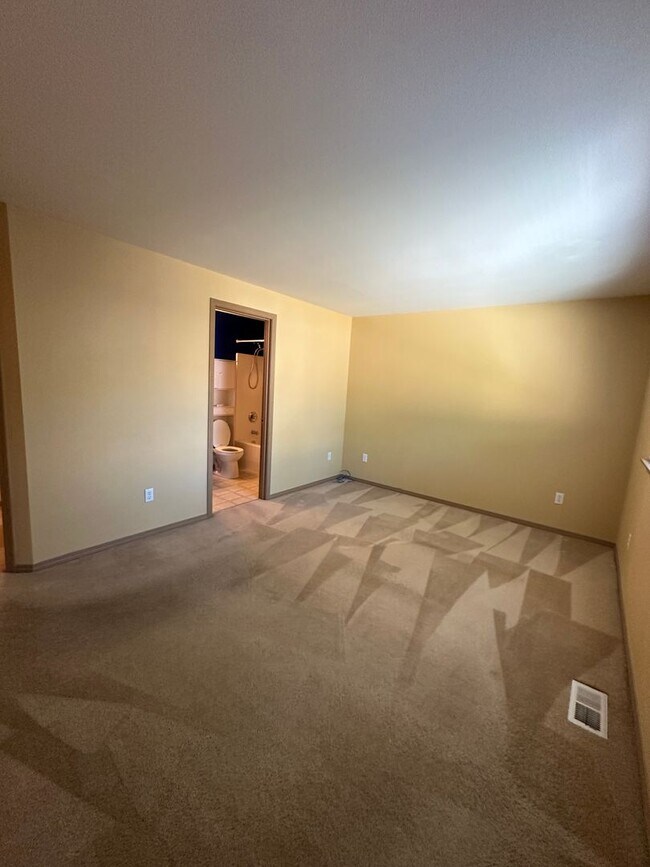 Building Photo - 3 BedRoom , 2 Bathroom , 2 Car Garage , AC