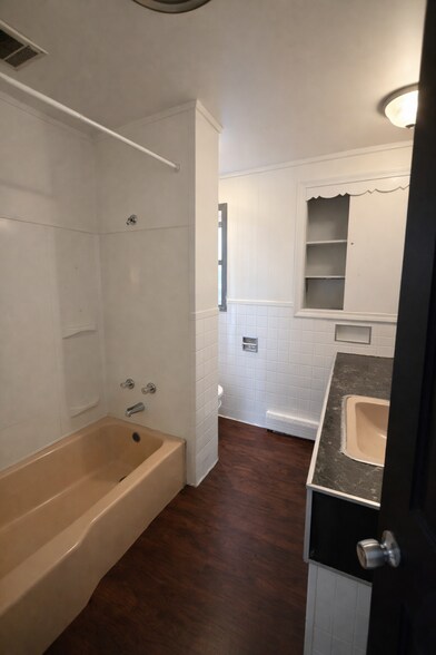 Building Photo - 32 Douw St