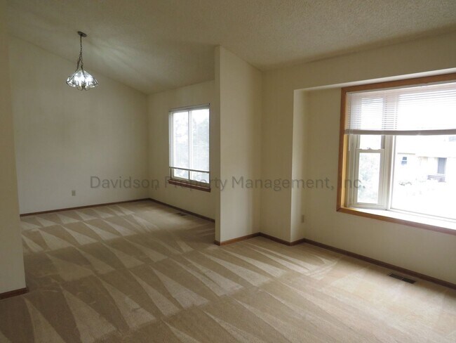 Building Photo - Spacious 3 Bedroom House on the West Side with Mountain Views