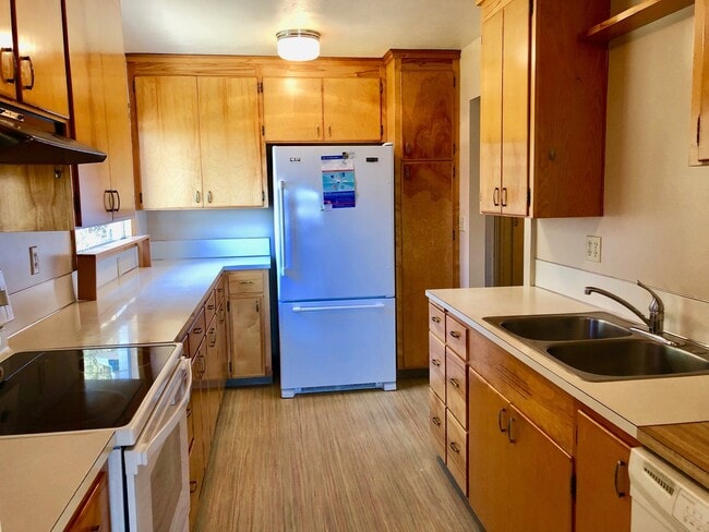 Building Photo - Charming North Hill Home with Beautiful Landscaping and Water Included!