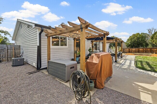 Building Photo - Modern Comfort Meets Charm – Beautifully U...