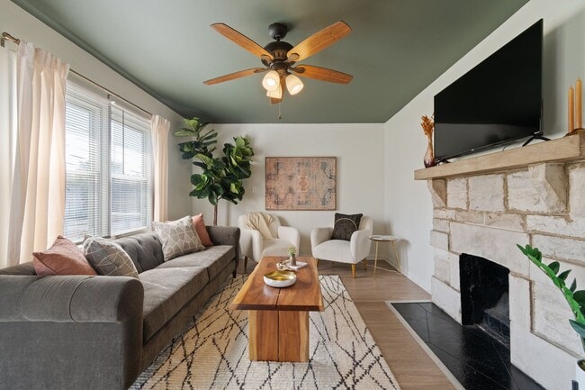 Building Photo - 2 Bed/ 1 Bath Cottage in Charlotte Park, Fenced Yard and Pet Friendly