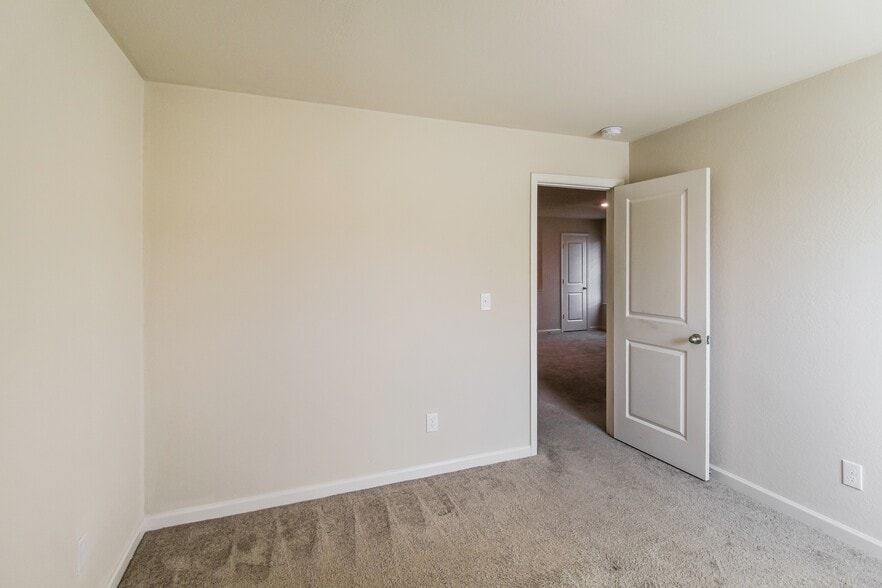 Building Photo - 728 Fitzroy Dr