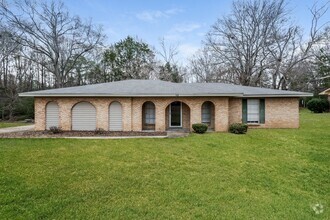 Building Photo - Captivating 3 Bedroom