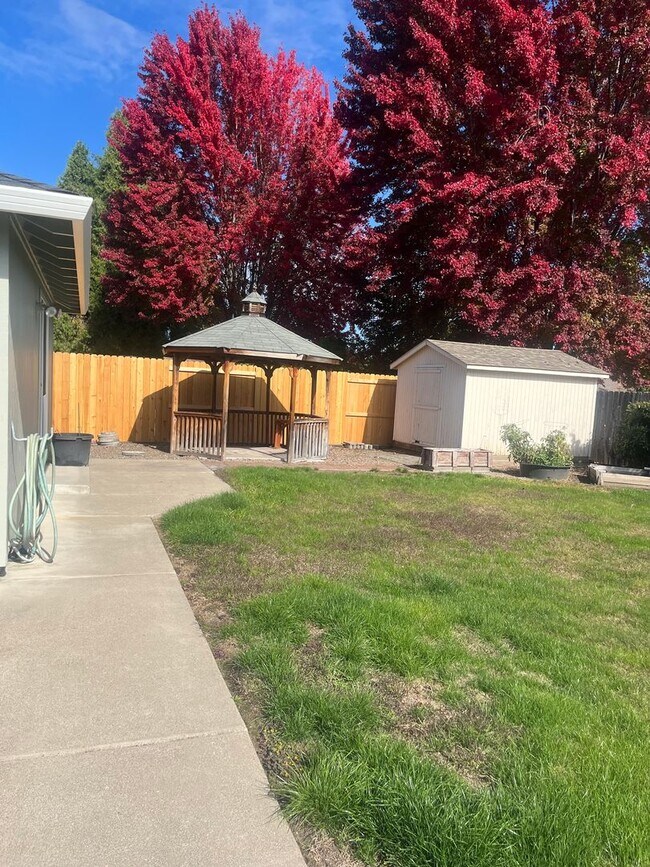 Building Photo - 3 Bedroom 2 Bath House