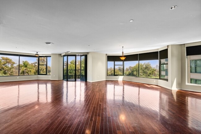 Building Photo - Gorgeous Park Laurel condominium