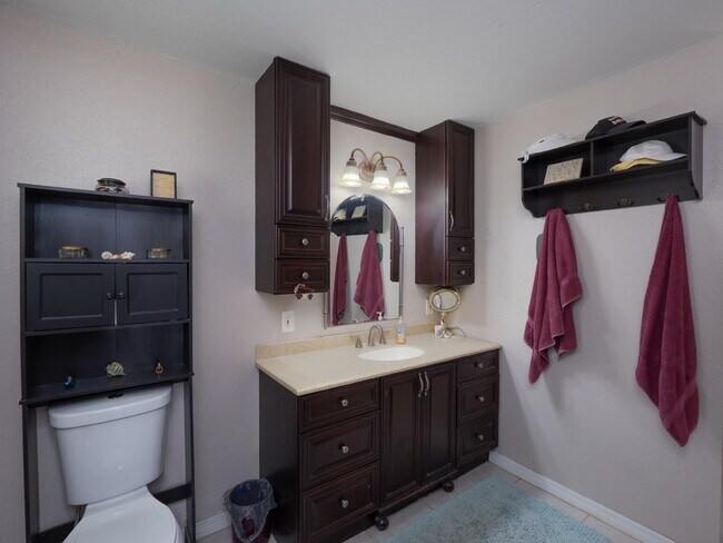 Building Photo - "Spacious 3-Bed Sanctuary with 3.5 Baths in Charming Port Charlotte!"