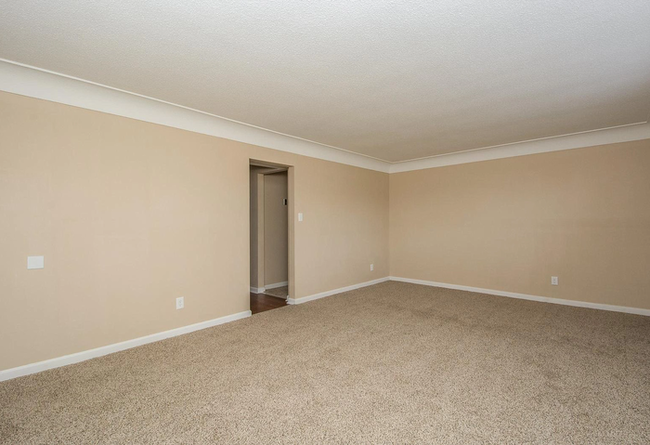 Building Photo - Spacious 3 Bedroom Garden Level Duplex