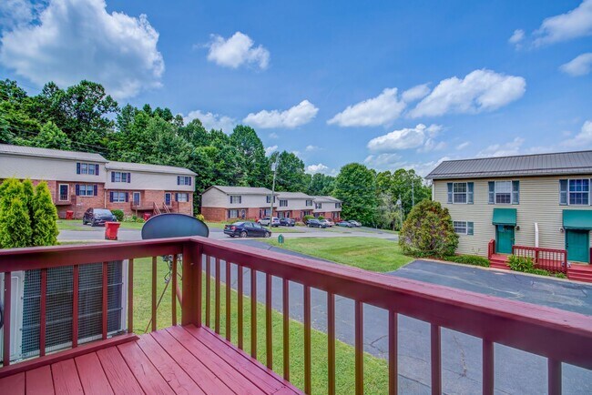 Building Photo - 3 Bedroom / 2.5 Bath Condo - Johnson City, TN