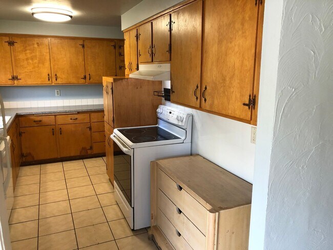 Building Photo - Updated 3 bedroom 1 1/2 bath home with a l...