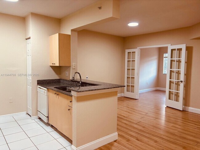 Building Photo - 2548 Centergate Dr